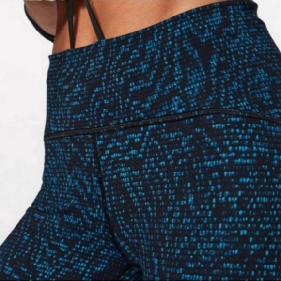 LIKE NEW Lululemon Athletica Speed Crops, Size 4, Blue, Black - Picture 5 of 9